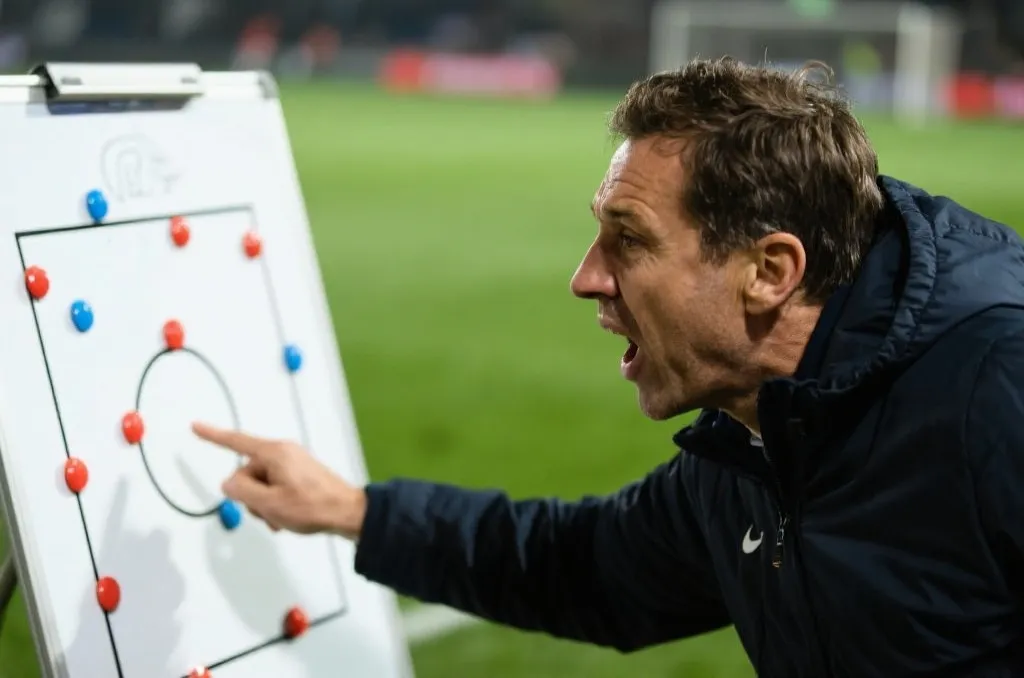 教练在场边进行战术布置